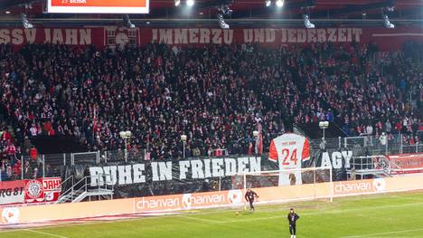 Das Spiel des SSV Jahn Regensburg steht ganz im Zeichen des plötzlichen Todes von Jahn-Spieler Agy Diawusie. Sportlich erleben die Zuschauer in Regensburg ein Auf und Ab - mit Happy End!