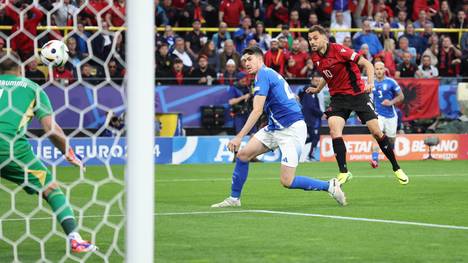 Albanien schockt den haushohen Favoriten Italien zum Start in die UEFA EURO 2024 mit einem historischen Tor. Der Titelverteidiger schlägt zwar zurück, muss aber bis zum Schluss mächtig zittern.