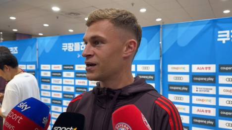 Joshua Kimmich spricht in einer Mixed Zone über eine mögliche Vertragsverlängerung beim FC Bayern München.