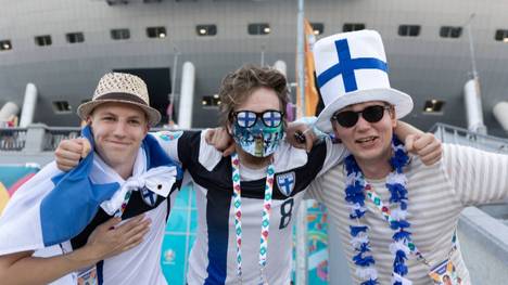 Im Zusammenhang mit Spielen bei der Fußball-EM sind in Finnland und Dänemark zahlreiche Stadionbesucher positiv auf das Coronavirus getestet worden.