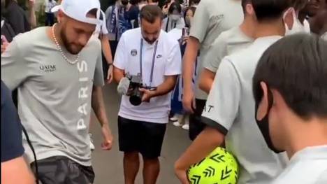 Auf Japan Tour 2022 battelt sich Paris-Saint-Germain Superstar Neymar mit den Jungs auf der Straße. Und wird dabei im Freestyle ganz schön nass gemacht. 