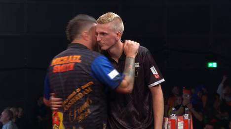 Michael Smith gewinnt ein dramatisches Spiel bei der Darts World Series im Decider gegen Wessel Nijman. Der Engländer hatte eigentlich schon verloren, doch Nijman konnte das Match nicht beenden.