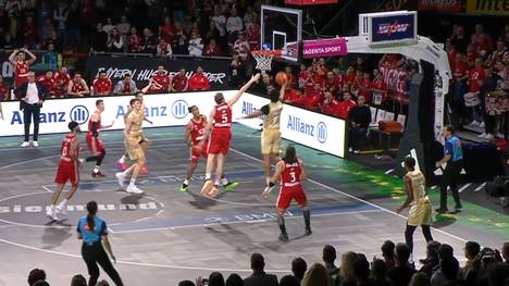 Die FC Bayern Basketballer verlieren überraschend in letzter Sekunde ihr erstes Heimspiel im BMW-Park in dieser Spielzeit mit 77:78 gegen Rasta Vechta. Die Münchner geben damit die Tabellenführung an Ratiopharm Ulm ab.