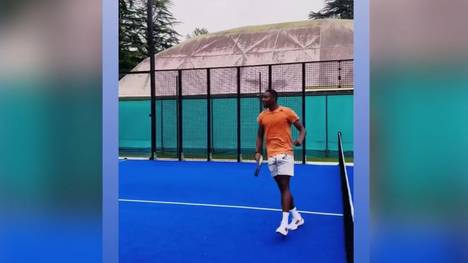 Mit diesem Video zeigt Real-Star David Alaba, dass er nicht nur Talent auf dem Fußballplatz hat, sondern auch auf dem Court beim Padel-Tennis.