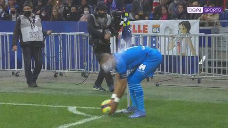 Während der Partie zwischen Olympique Lyon und Olympique Marseille wird Dimitri Payet von Fans beworfen und am Kopf getroffen. Nach langem Tohuwabohu kommt es zum Spielabbruch.