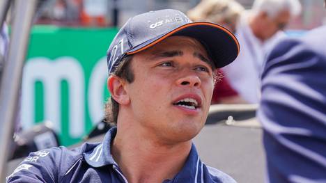 Helmut Marko spricht erstmals ausführlich über das Aus von Nyck de Vries und den Wechsel zu Daniel Ricciardo, geht dabei außerdem hart mit dem Niederländer ins Gericht. Weiter bekennt er sich zum zuletzt stark kritisierten Sergio Pérez.