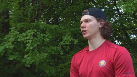 Das deutsche Eishockey-Talent Moritz Seider spielt bereits als Stammspieler bei den Detroit Red Wings und erzählt im Interview von seinem NHL-Highlight sowie Erwartungshaltungen für die Zukunft. Mit Anfang 20 ist er in der Eishockey-Königsklasse angekommen.