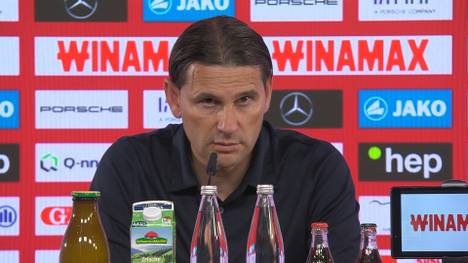 Borussia Mönchengladbach kommt nur knapp um die Relegation herum. Der Trainer will dennoch weitermachen. 