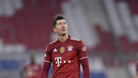 Bereits zwei Barca-Angebote für den wechselwilligen Robert Lewandowski hat der FC Bayern abgelehnt, nun könnte der Transferpoker in das entscheidende Kapitel gehen. 