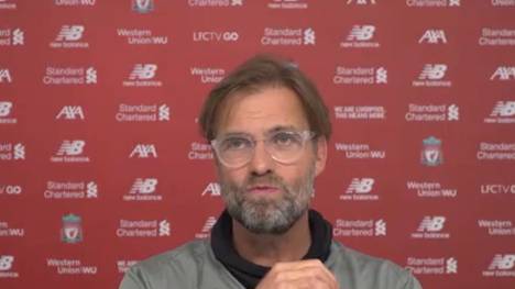 Jürgen Klopp entgleitet bei einer Frage zu einer Aufholjagd von Manchester City ein Schimpfwort. Daraufhin gibt es für ihn vom Pressesprecher des FC Liverpool eine kleine Rüge.