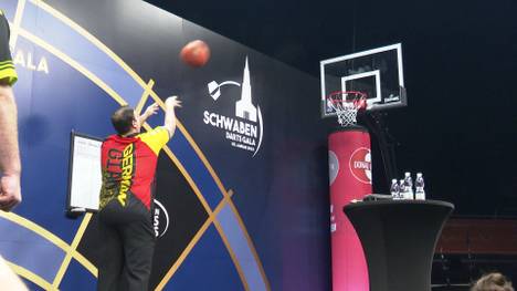 Gabriel Clemens wird bei der Darts Gala in Ulm frenetisch gefeiert. Deutschlands WM-Held zeigt sich auch am Basketballkorb treffsicher.