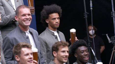 Leroy Sané scheint endgültig angekommen zu sein: Beim Wiesn-Shooting der Bayern trägt der Neuzugang Tracht und überzeugt damit als Neu-Bayer.