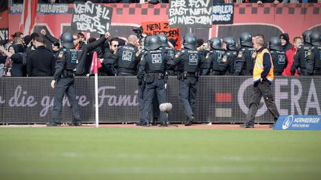 Ferngesteuerte Autos und Flugzeuge, Platzstürmungen und Spielunterbrechungen. Die Proteste der Fanszenen erreichen neue Dimensionen.