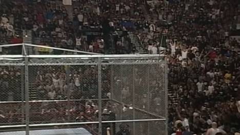 Die Hell-in-a-Cell-Stürze von Mick Foley und Rikishi - und mehr: Der Undertaker war in seiner langen WWE-Karriere schon an vielen irren Stunts beteiligt ...