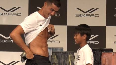 Auf einer Sponsorenveranstaltung möchte ein Kind seine Bauchmuskeln mit denen von Cristiano Ronaldo vergleichen, Ronaldo zieht mit.