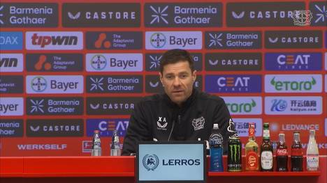 Auf der Pressekonferenz von Leverkusen verkündet Trainer Xabi Alonso den Ausfall eines Bayer-Stars.