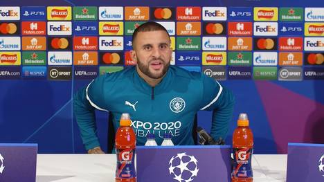 Ein Journalist stellt Kyle Walker auf der Pressekonferenz vor dem Champions-League-Spiel gegen Brügge eine Frage zu Bernard Mendy, doch diesen Spieler gibt es gar nicht.