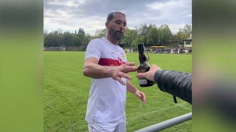 Kevin Kuranyi hat bei einem Spiel der Traditionsmannschaft des VfB Stuttgart für einen Lacher gesorgt. Der Ex-Profi bekam während der Partie ein Bier eines Fans angeboten und gönnte sich direkt ein Schluck.