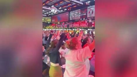 Die englische Nationalmannschaft der Frauen schlägt Schweden im Halbfinale der Europameisterschaft mit 4:0. Die Fans der Engländerinnen nahmen beim Public Viewing dabei einen ganzen Boxpark auseinander.