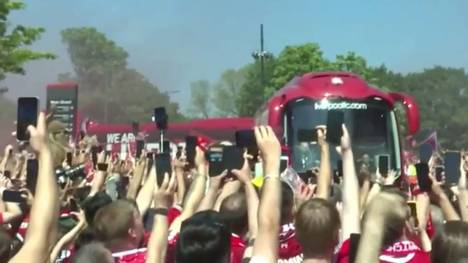 Die Fans des FC Liverpool bereiten Jürgen Klopp vor seinem letzten Spiel einen denkwürdigen Empfang an der Anfield Road. Hunderte Reds sorgen bei der Busankunft für eine große Kulisse.