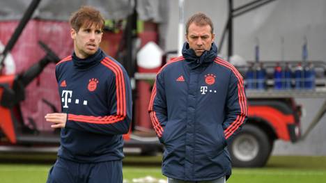 Javi Martinez hat seine Zukunft beim FC Bayern offen gelassen. Trainer Hansi Flick nimmt zu der Personalie Stellung.