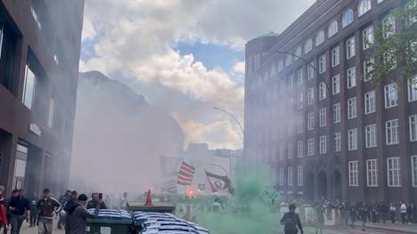 Der FC St. Pauli kann heute gegen den VfL Osnabrück aufsteigen. Vor dem Spiel heizen die Fans in Hamburg ordentlich ein und sorgen für starken Support in der Stadt.