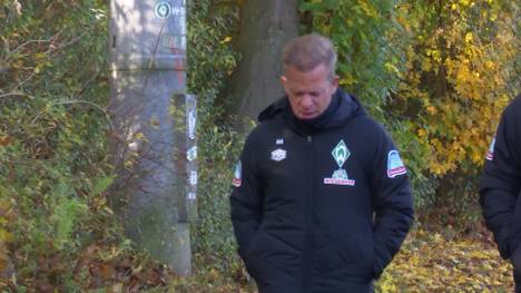Markus Anfang gibt sein Amt als Trainer von Werder Bremen auf. Vorausgegangen ist eine wirre Geschichte rund um den Verdacht eines gefälschten Impfzertifikates.