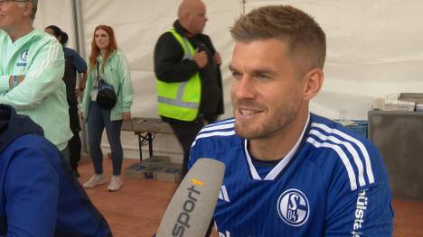 Die Fans des FC Schalke 04 liefern während der Saisonvorbereitung eine beeindruckende Stimmung ab. Dies begeistert auch ihre Helden um Kapitän Simon Terrode. 