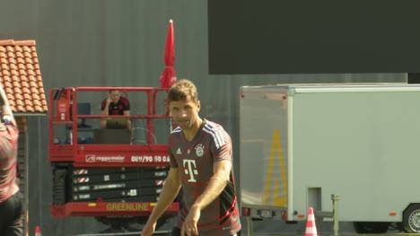 Die Champions League ist wieder zurück und die Laune ist auch bei den Spielern des FC Bayern bestens. Thomas Müller machte sich beim Abschlusstraining einen Spaß und versuchte, die SPORT1-Kamera abzuschießen.