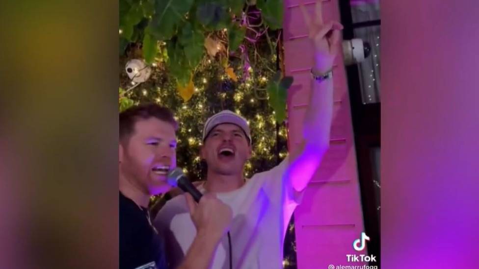 Auch fast drei Wochen nachdem Max Verstappen zum ersten Mal Formel-1-Weltmeister geworden ist, ist er noch immer in Party-Laune. Auf einer Feier in Miami schnappt er sich sogar das Mikrofon des DJs.