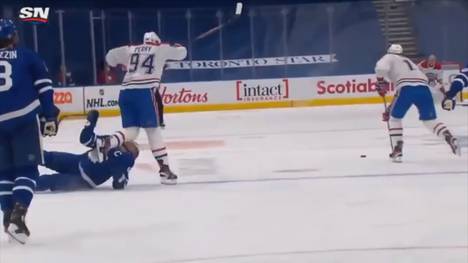 In den NHL-Playoffs kommt es zu einer schrecklichen Szene. Toronto-Star John Tavares wird bei einer Kollision brutal getroffen. 