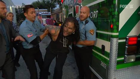 Bei WWE Friday Night SmackDown startet die Wrestling-Liga eine pikante Story: Jeff Hardy wird nach einem inszenierten Autounfall mit einem Kollegen als Opfer "verhaftet".