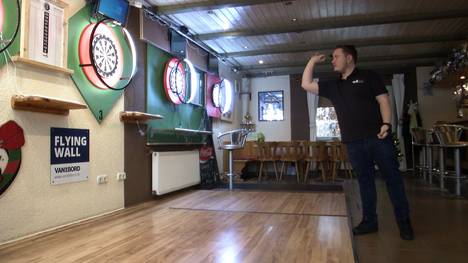 Martin Schindler bereitet sich in Rodgau auf die Darts-WM vor - die Vorfreude steigt, und auch mit der Auslosung hat sich die 26 der Welt beschäftigt.