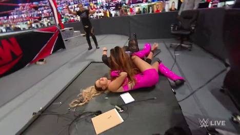 Bei WWE Monday Night RAW erlebt Lana die nächste Station ihres wöchentlichen Spießrutenlaufs: Nia Jax wirft sie erneut durch einen Tisch.