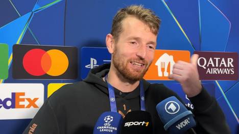 Victor Boniface zaubert auch in der Champions League bei Feyenoord Rotterdam. Leverkusen-Keeper Lukas Hradecky kann sich einen kleinen Spruch nicht verkneifen.