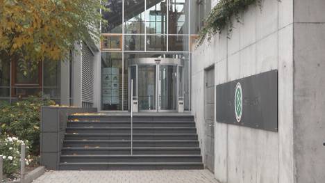 Die Frankfurter Staatsanwaltschaft hat am Mittwoch unter anderem die Geschäftsräume des DFB sowie Privatwohnungen von aktuellen und ehemaligen DFB-Verantwortlichen durchsuchen lassen. Grund ist der Verdacht auf Steuerhinterziehung.