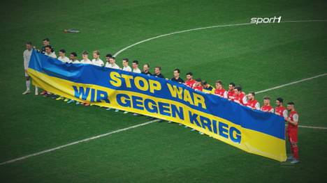 Die Bundesliga stellt sich kollektiv gegen den Krieg in der Ukraine und macht mit Zeichen, Bannern, Plakaten und Schweigeminuten Proteste gegen den Krieg in den Stadien sichtbar.