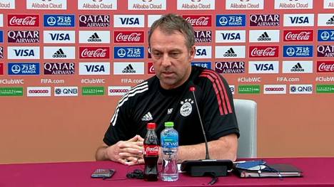 Am Rande der Klub-WM in Katar stellt sich Hansi Flick den Fragen der Journalisten. Dabei wird der Bayern-Trainer emotional.