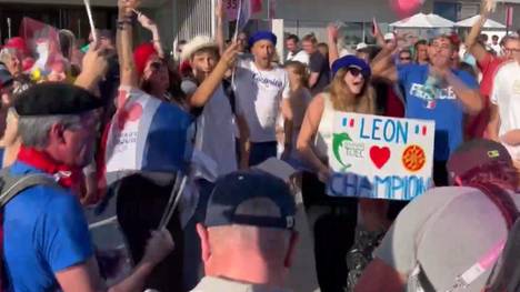 Am zweiten Olympia-Tag schaut das Gastgeberland Frankreich auf die Schwimmhalle in Paris. Für Gold-Hoffnung Leon Marchand stehen die Fans Schlange.