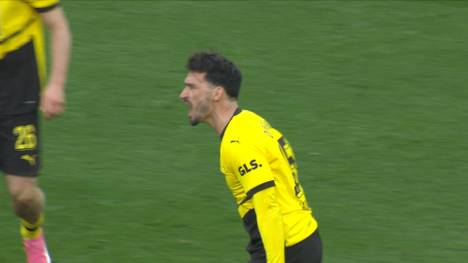 Mats Hummels muss mit Borussia Dortmund ein bitteres Last-Minute-Unentschieden gegen Bayer Leverkusen hinnehmen. Ein Fehler brachte den Routinier dabei gehörig auf die Palme. 
