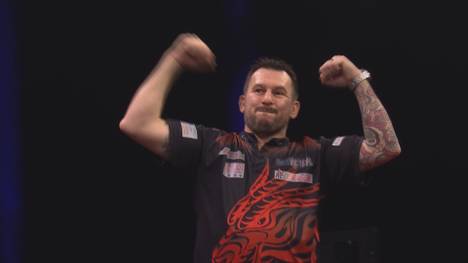 Jonny Clayton gewinnt den neunten Spieltag der Premier League of Darts in Berlin gegen Michael Smith mit 6:4.