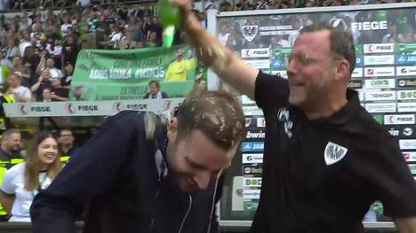 Nach dem Aufstieg von Preußen Münster kennt die Freude bei Trainer Sascha Hildmann keine Grenzen. Er blickt voller Dankbarkeit zurück auf eine wundersame Saison - und verteilt Bierduschen.