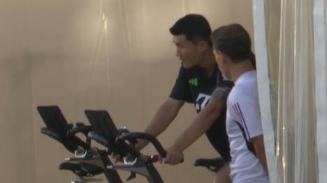 Der FC Bayern München hat den Verteidiger Kim Min-jae verpflichtet. Nach seiner Ankunft im Trainingslager schwingt er sich direkt auf ein Fahrrad.