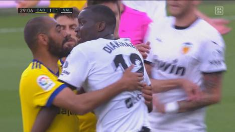 Ein angeblich rassistischer Vorfall gegen Mouctar Diakhaby überschattet die Partie zwischen Cádiz und Valencia. Die Spieler der Fledermäuse verlassen daraufhin den Platz.