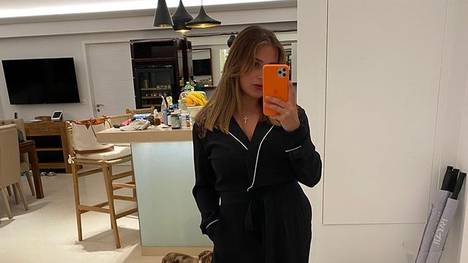 Die Tochter von Chelsea-Besitzer Roman Abramowitsch sorgt mit einer Instagram-Story für Aufsehen. Dort teilte sie Posts gegen Wladimir Putin.