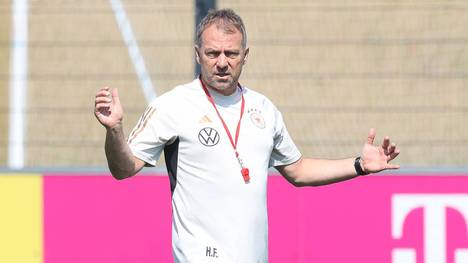 Bundestrainer Hansi Flick testet bei den anstehenden Länderspielen eine neue Taktik. 