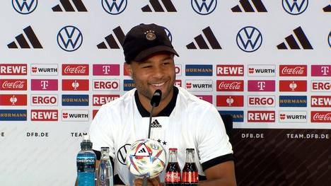 Auf der Pressekonferenz kurz vor dem WM-Auftakt scherzt der Bayern-Star Serge Gnabry über seine Rolle im Team der deutschen Nationalmannschaft. 