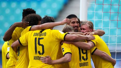 Vizemeister Borussia Dortmund verzichtet bei seinem neuen Trikot aufgrund der großen Rivalität zu Schalke 04 beim Logo des Hauptsponsors auf die Farbe Blau