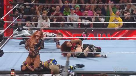 Bei WWE Monday Night RAW kehrt eine weitere Legende zurück: Trish Stratus verhilft Hall-of-Fame-Kollegin Lita und Becky Lynch zum Gewinn der Tag-Team-Titel.