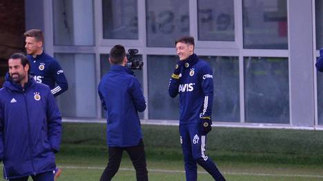 Mesut Özil hat seine erste Trainingseinheit bei seinem neuen Klub absolviert. Dabei hielt er auch eine Ansprache an seine Teamkollegen.